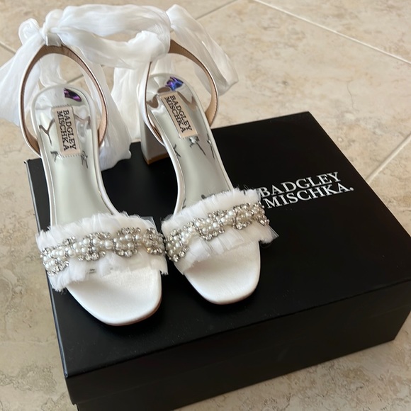 Badgley Mischka Tana Shoe 
Size: 5.5B
Color: Soft White - Picture 1 of 2